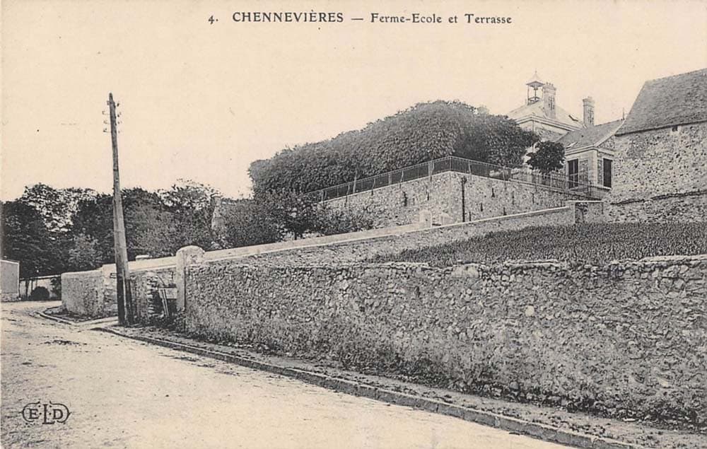 Photo de la Ferme-Ecole et de la Terrasse de Chennevières 