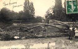 Le Raincy - Apr�s le cyclone - Le gros peuplier dans la mare de l'Eglise en 1907