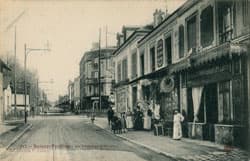 Le Raincy - Le passage � niveau de Raincy-Pavillons avec charcuterie au premier plan