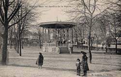 Le Raincy - Le Kiosque dans les Jardins de la Mairie en 1906