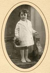 Fillette sur un banc - Carte photo prise par Ch. YVON, LE RAINCY (S. & O.)