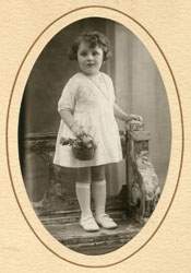 Fillette sur un banc - Carte photo prise par Ch. YVON, LE RAINCY (S. & O.)