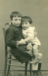 Marcel et son fr�re Marceau - Photo prise par Manuel Kopp - 14, All�e de la Fontaine Le Raincy (S. & O.)