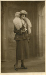 Carte photo prise par Ch. YVON, 1, Place de la Station, LE RAINCY (S. & O.) - femme pr�nom illible 25 ans