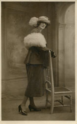 Carte photo prise par Ch. YVON, 1, Place de la Station, LE RAINCY (S. & O.) - femme pr�nom illible 25 ans