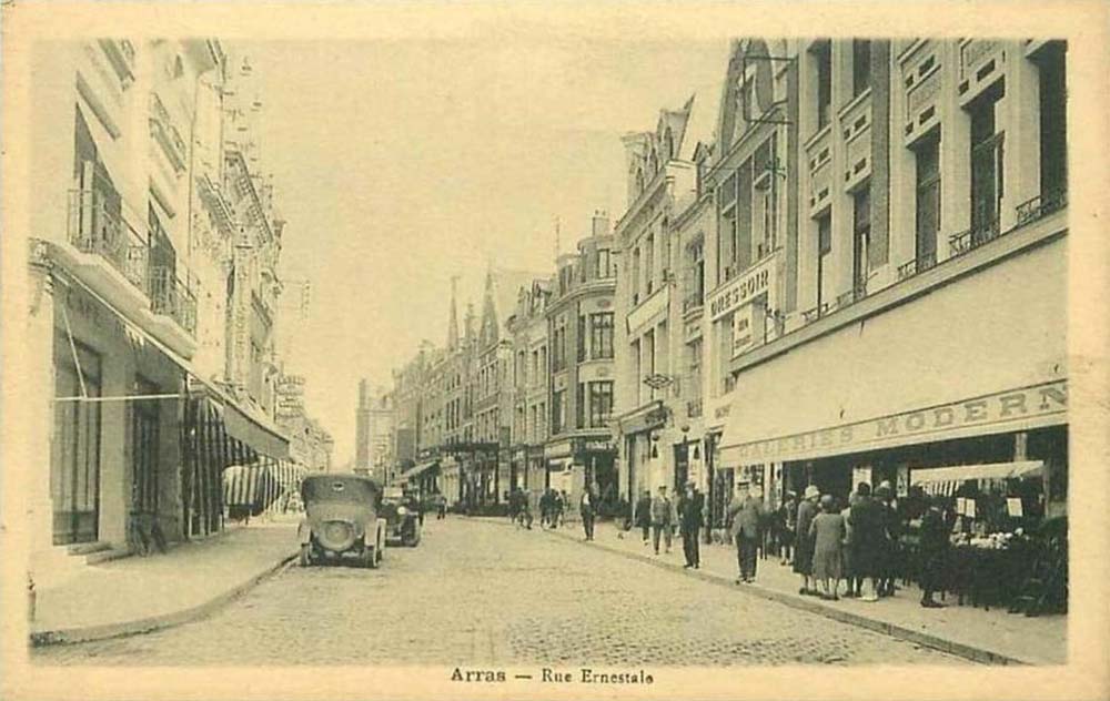 Carte postale Arras - Rue Ernestale avec vue sur les Galeries Modernes à droite