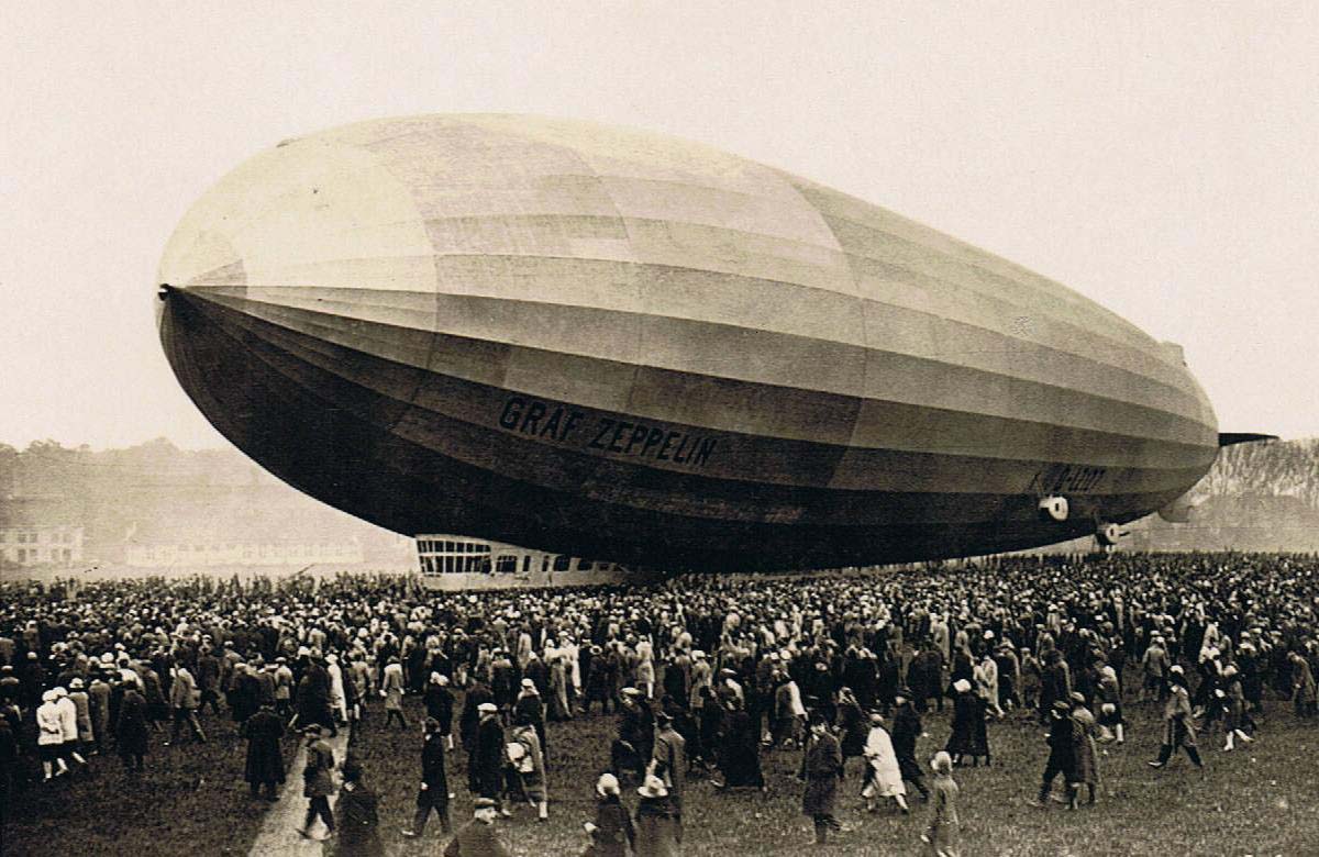 Le dirigeable Graf-Zeppelin au dessus d'une foule
