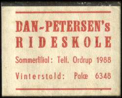 Timbre-monnaie Dan-Petersen's Rideskole - 1 &oslash;re  sur carton blanc - Danemark - avers